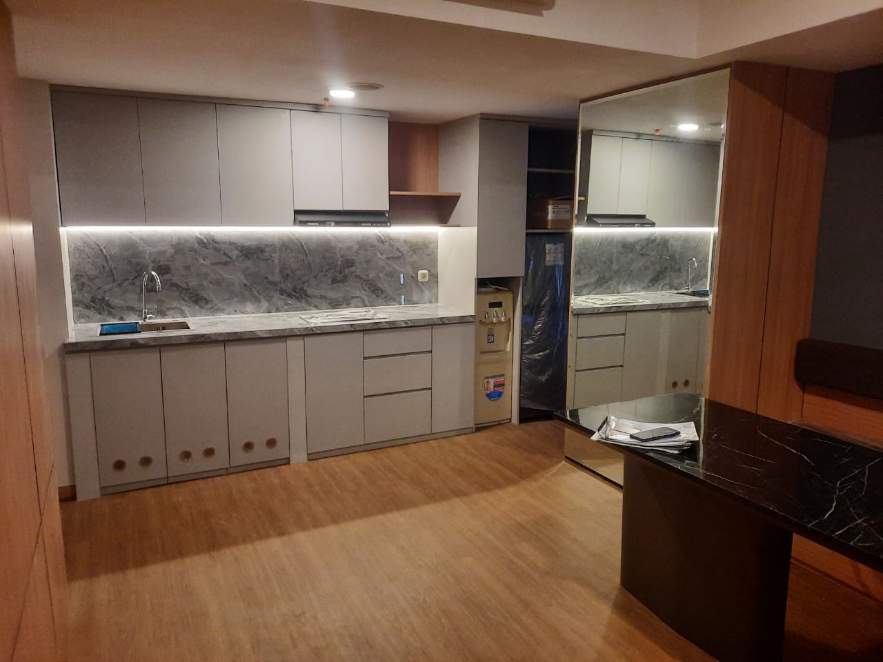 Pantry & Kitchen Contemporary — Desain Interior Residensial oleh ARTUDIO
