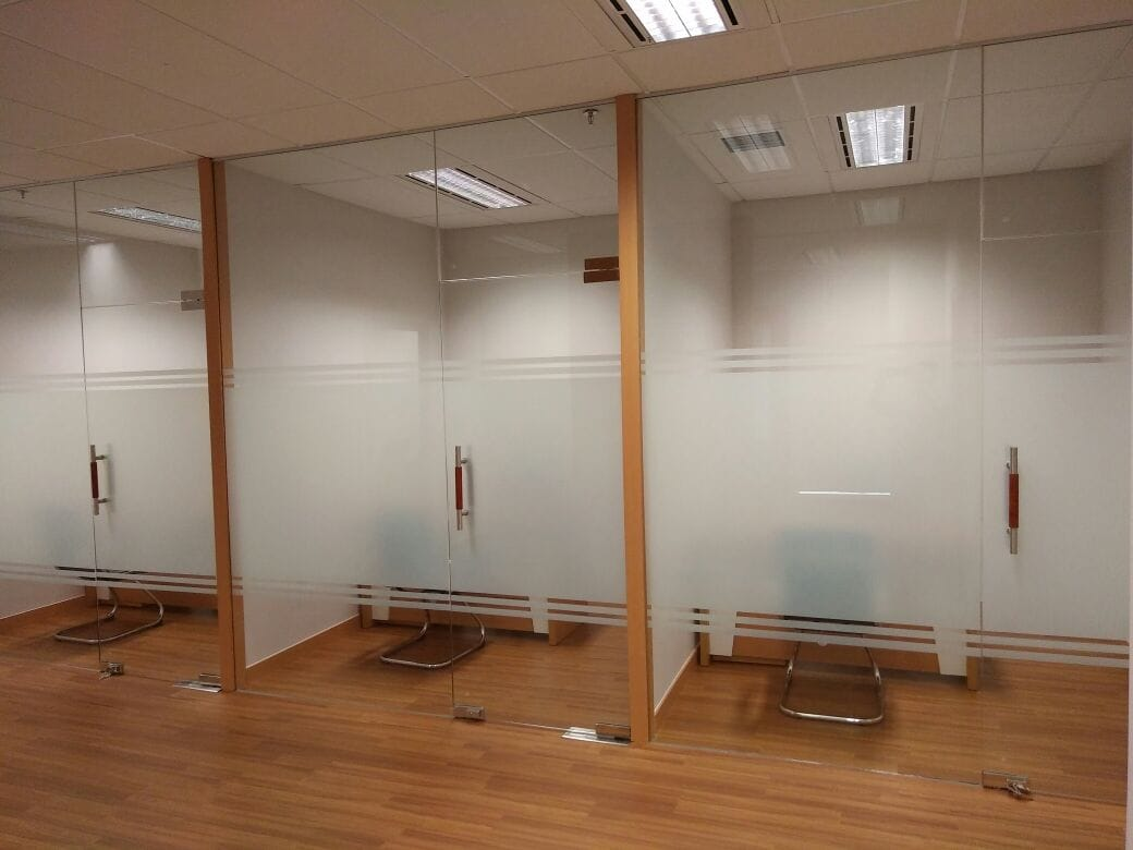 Ruang Kerja Partisi Kaca — Desain Interior Perkantoran oleh ARTUDIO