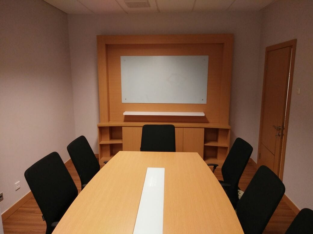 Meeting Room Modern — Desain Interior Perkantoran oleh ARTUDIO